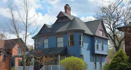 Adler House: A charming South Bend escape. - Yellow Room