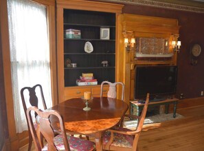 Dining - Adler House: A charming South Bend escape. - Purple Room (South Bend)