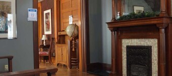 Adler House: A charming South Bend escape. - Purple Room