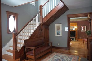 Interior - Adler House: A charming South Bend escape. - Purple Room (South Bend)