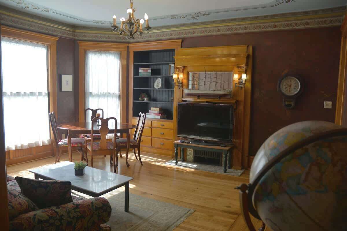 TV, DVD player, offices