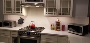 Fridge, microwave, oven, stovetop - Adler House: A charming South Bend escape. - Purple Room (South Bend)