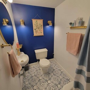 Shower, hair dryer, towels - Historic Studebaker Carriage House- Lower Level (South Bend)