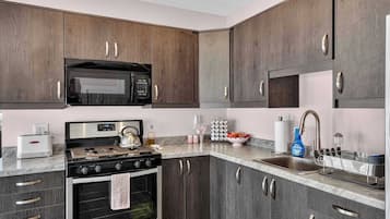 Wasserkocher mit Kaffee-/Teezubehör, Kühlschrank, Mikrowelle, Ofen