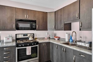 Cafetera y tetera, refrigerador, microondas y horno