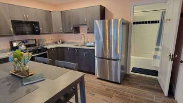 冰箱、微波炉、烤箱、炉灶