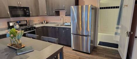 Réfrigérateur, micro-ondes, four, plaque de cuisson