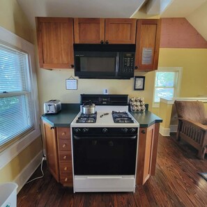 Fridge, microwave, oven, stovetop - Historic Studebaker Carriage House- Upper Level (South Bend)