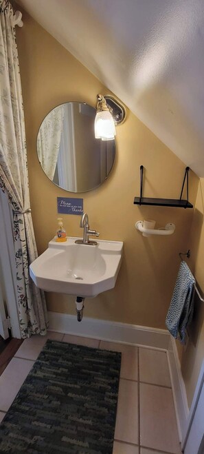 Shower, hair dryer, towels - Historic Studebaker Carriage House- Upper Level (South Bend)