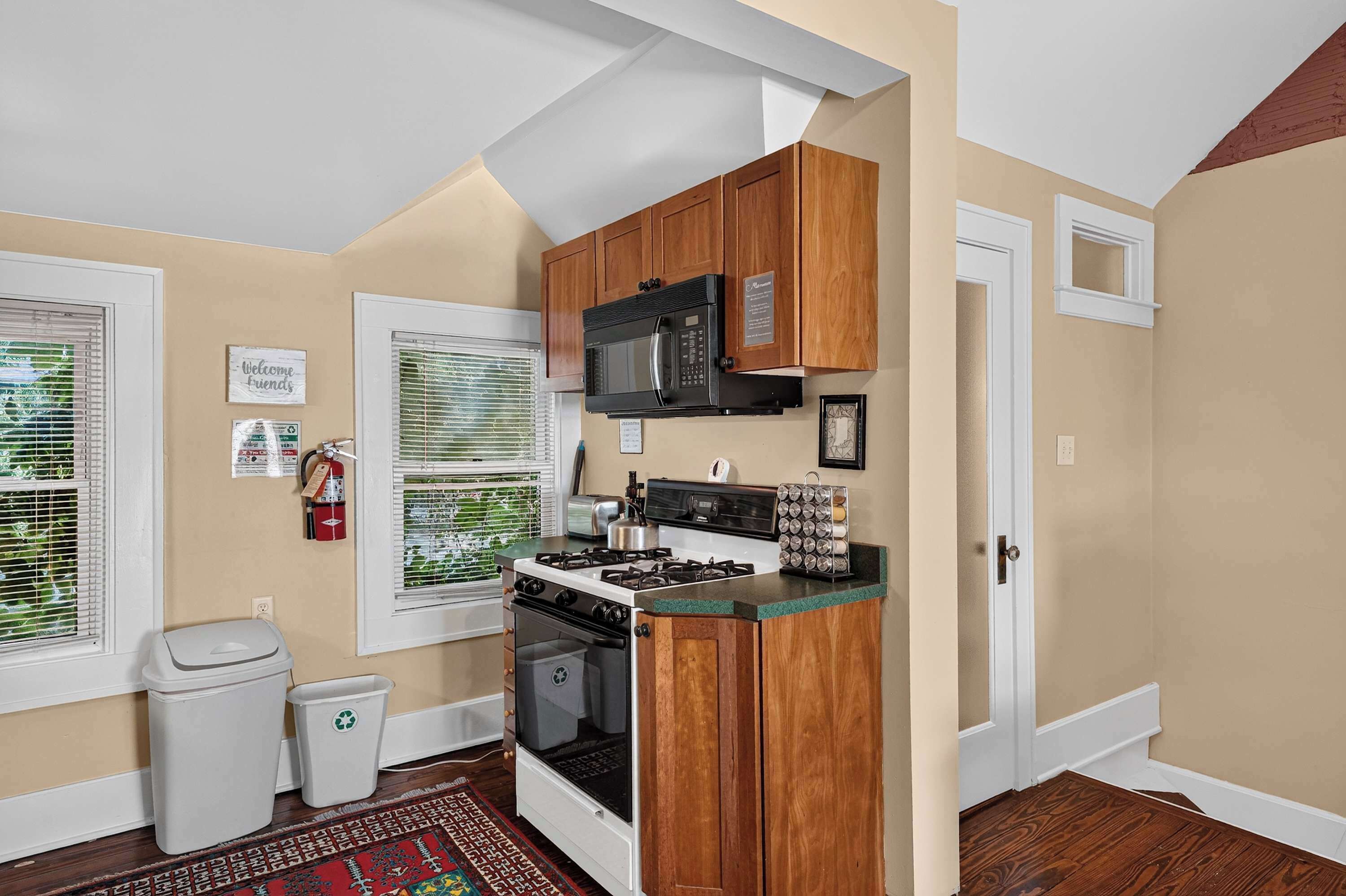 Coffee/tea maker, fridge, microwave, oven