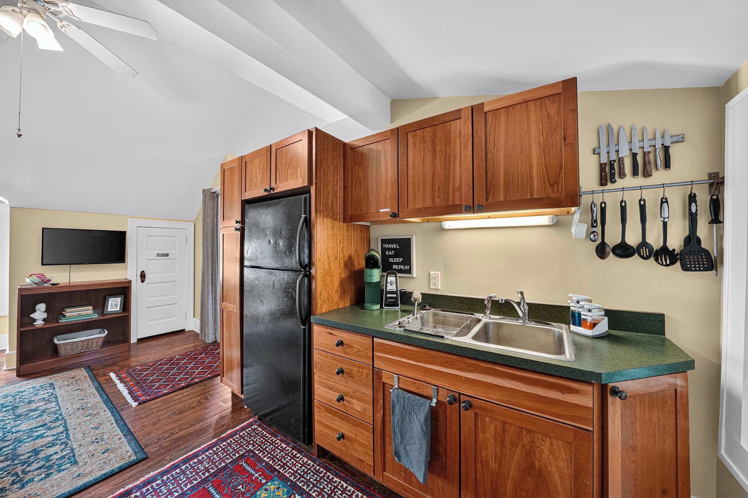 Coffee/tea maker, fridge, microwave, oven