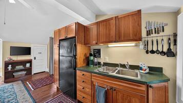 Coffee/tea maker, fridge, microwave, oven