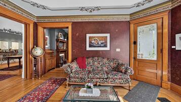 Fernseher, DVD-Player, Arbeitsbereiche