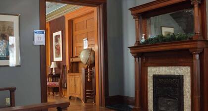Adler House: A charming South Bend escape. - Orange Room