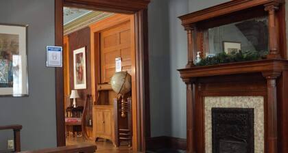 Adler House: A charming South Bend escape. - Blue Room