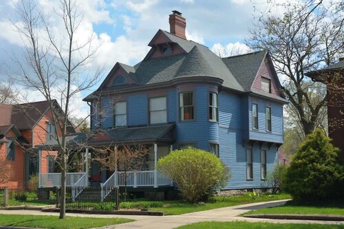 Adler House: A charming South Bend escape. - Blue Room
