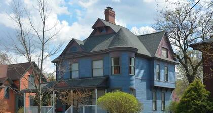 Adler House: A charming South Bend escape. - Blue Room