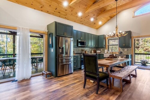 Riverfront Cabin, GameRoom, Fenced, 10 min to town