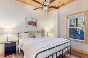 3 bedrooms, desk, travel crib, free WiFi - Riverfront Cabin, GameRoom, Fenced, 10 min to town (Ellijay)