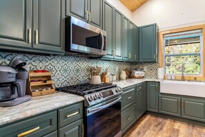 ثلاجة، ميكروويف، فرن، موقد طهي مسطح