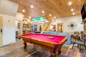 Game room - Riverfront Cabin, GameRoom, Fenced, 10 min to town (Ellijay)