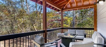 Riverfront Cabin, GameRoom, Fenced, 10 min to town