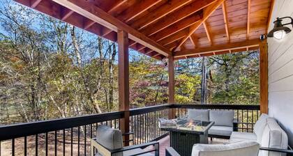 Riverfront Cabin, GameRoom, Fenced, 10 min to town