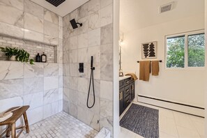 Dusche, Haartrockner, Handtücher, Seife