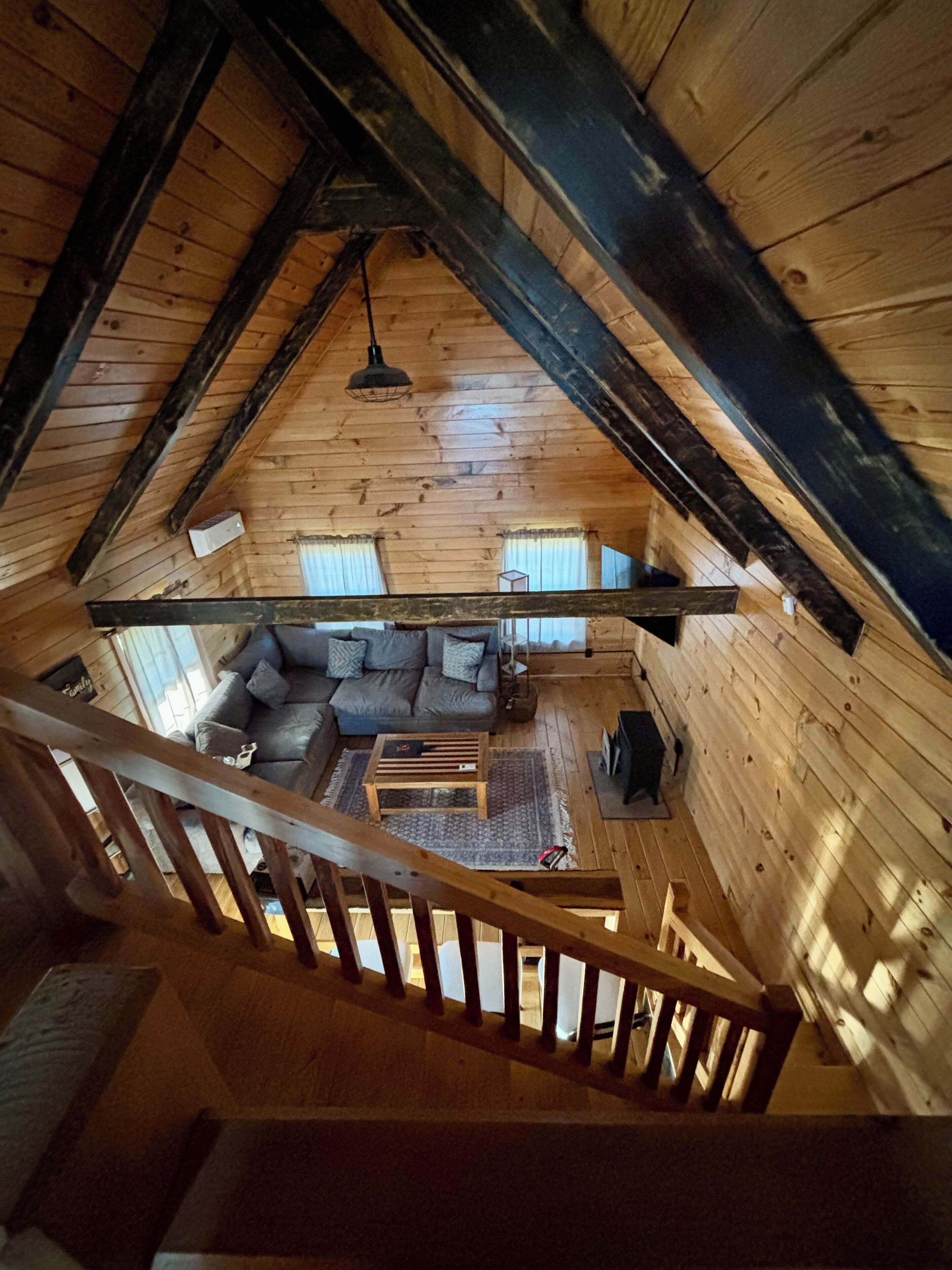 Una televisión, una chimenea