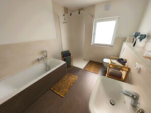 Hair dryer, towels, shampoo, toilet paper - Quiet apartment in the green Kreischa near Dresden (Kreischa)