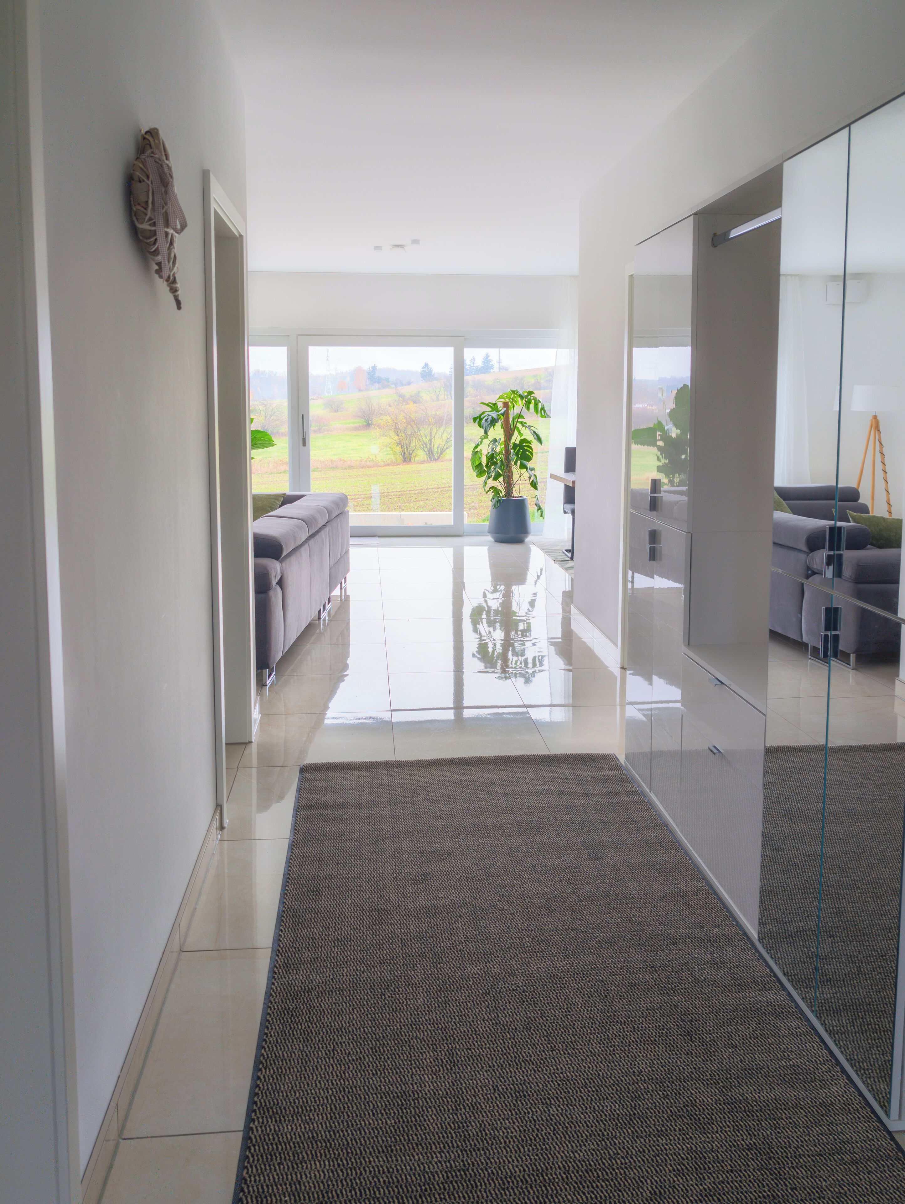 المنشأة من الداخل