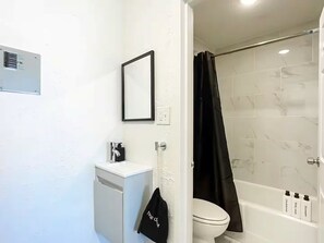 Hair dryer, towels, soap, toilet paper - 5-202 Breakwater (Jacksonville)