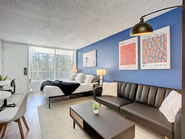 Living area - 5-202 Breakwater (Jacksonville)