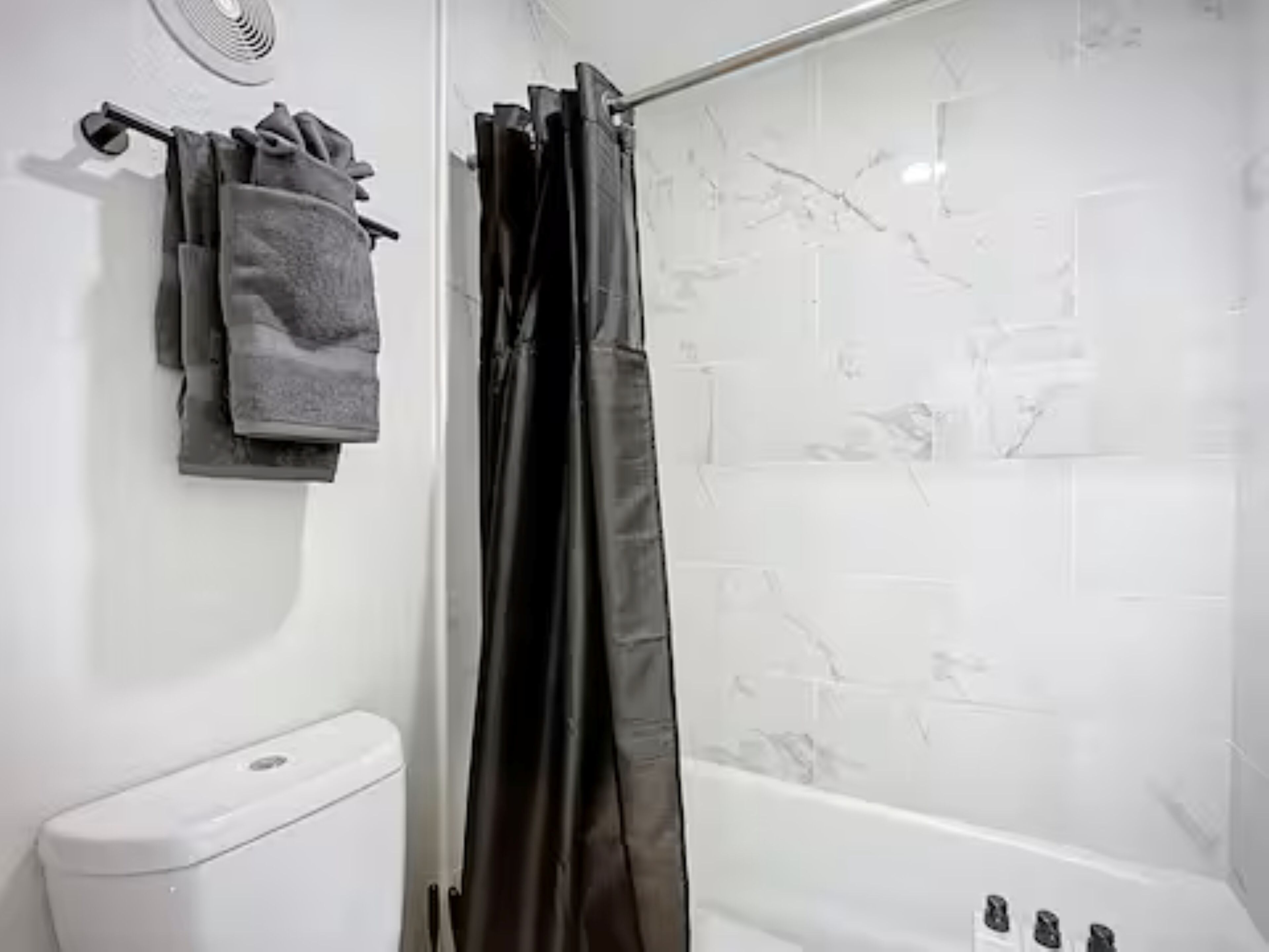 Hårtork, handdukar, tvål och toalettpapper