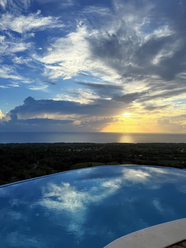 Pool - The Tropical Castle (disconnect from civilization) (Cabrera)