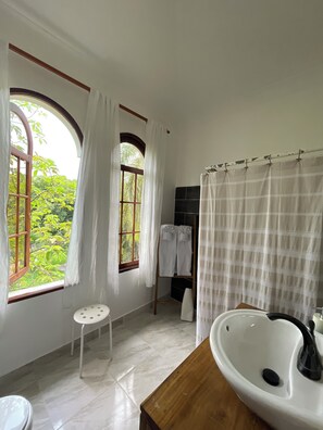 Douche, séchoir à cheveux, serviettes fournies, savon