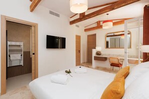 2 bedrooms, iron/ironing board, WiFi, bed sheets - NEW - Renovated house in Old Town with garden (Antibes)