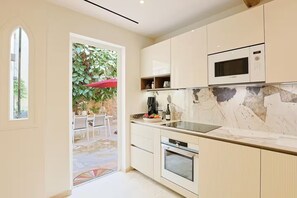 Private kitchen - NEW - Renovated house in Old Town with garden (Antibes)