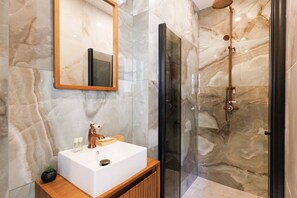 Douche, sèche-cheveux, serviettes fournies, savon