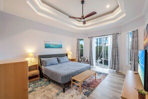 5 makuuhuonetta, työpöytä, silitysrauta/-lauta, vauvan matkasänky