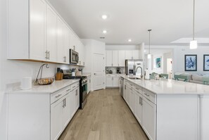 Fridge, microwave, oven, stovetop - Luxurious 3 Bedroom House in Bradenton: Heated Pool, Hot Tub & Beach Access Near (Bradenton)