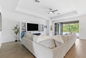 Smart TV, video games, DVD player, books - Luxurious 3 Bedroom House in Bradenton: Heated Pool, Hot Tub & Beach Access Near (Bradenton)