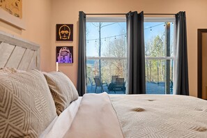 2 bedrooms, iron/ironing board, WiFi, bed sheets - ChattVistasSTAR WARS-2bd2ba-FirePit-Theater-Slps8+ (Fairview)