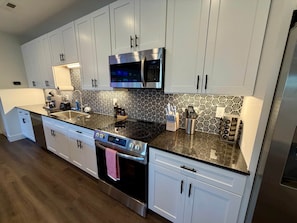 Een koelkast, een magnetron, een oven, een kookplaat