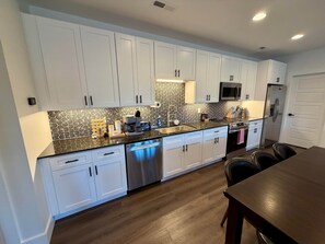 Een koelkast, een magnetron, een oven, een kookplaat