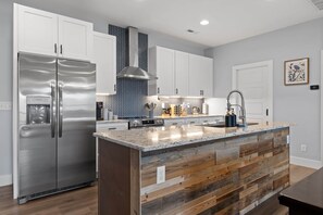 Frigorífico, horno, placa de cocina y lavavajillas