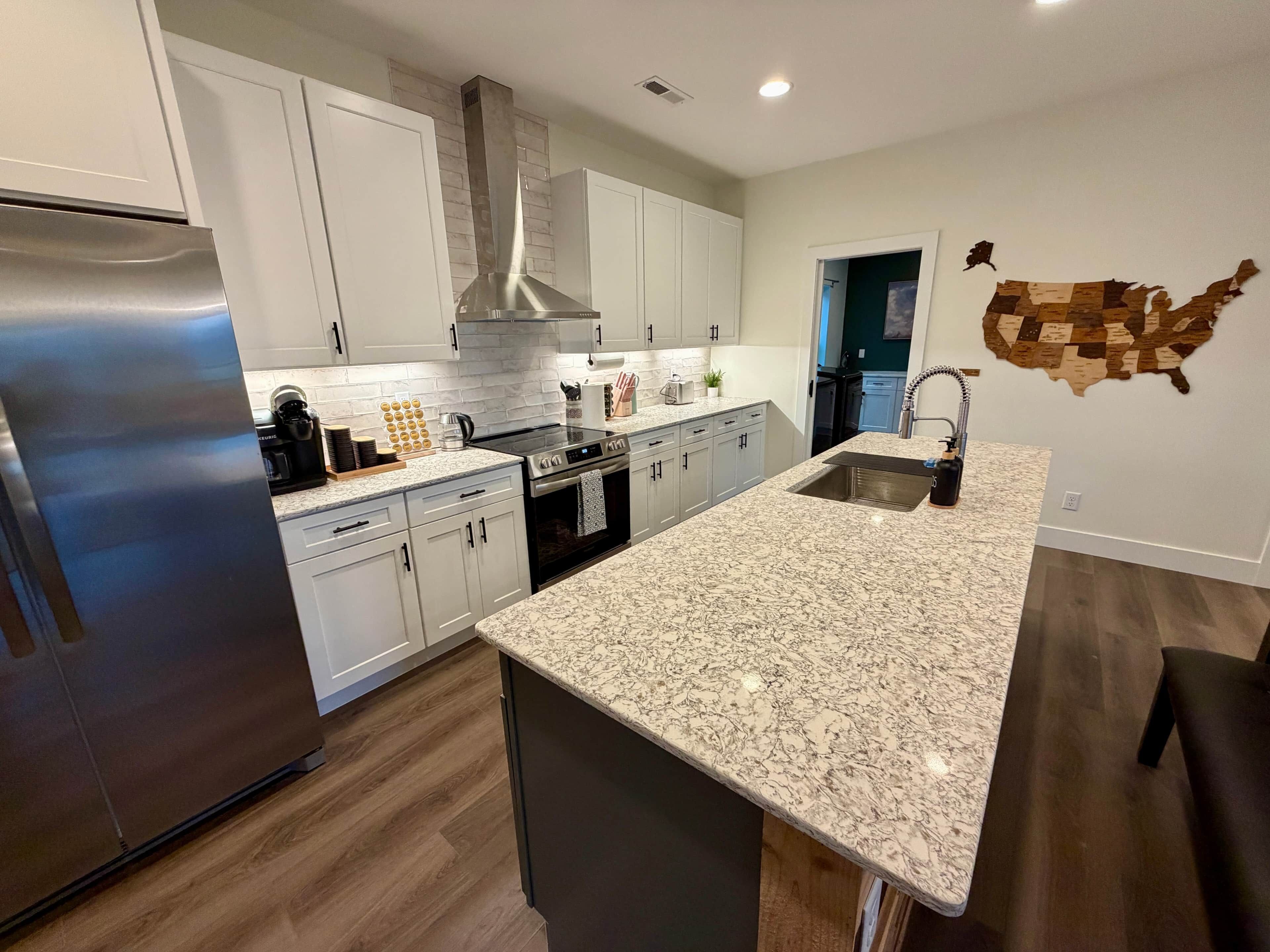 Kjøleskap, mikrobølgeovn, ovn og kokeplater