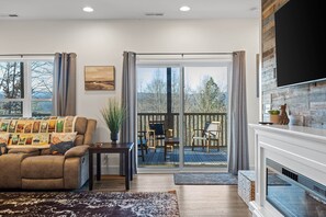 Una televisión, una chimenea