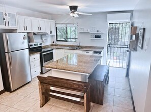 Fridge, microwave, oven, stovetop - Oasis tropicale à Playa del Coco – Condo spacieux avec piscine (Provincia de Guanacaste)