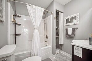 Asciugacapelli, asciugamani, sapone, carta igienica